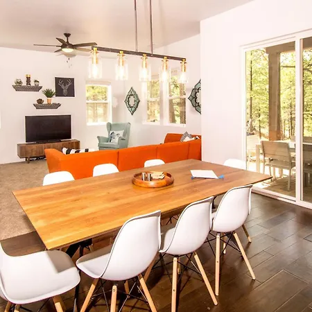 Chic Stylish 4 Bedroom Newly Built Town-Home Perfect Location